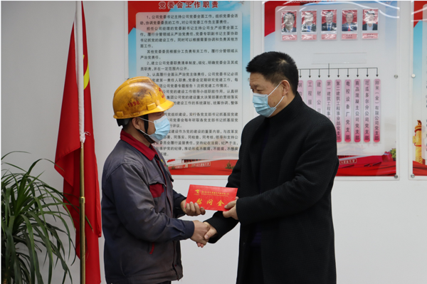 集團公司黨委委員、副總經(jīng)理胡新付到公司走訪慰問